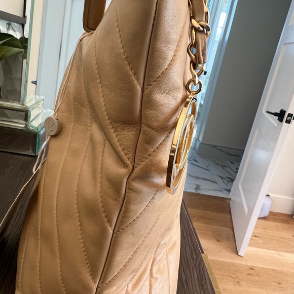 Sold Final clearance Vintage Chanel tote bag Chevron quilted - Picture 13 of 16